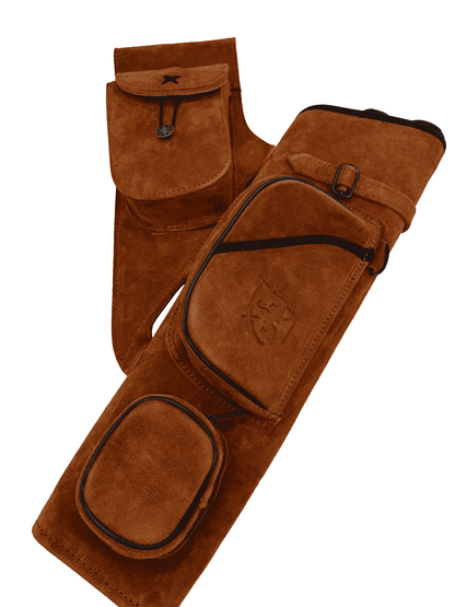 Brauner Seitenköcher aus Wildleder mit drei aufgesetzten Taschen, schwarzem Zierstreifen und geprägtem Wappen auf größter Tasche