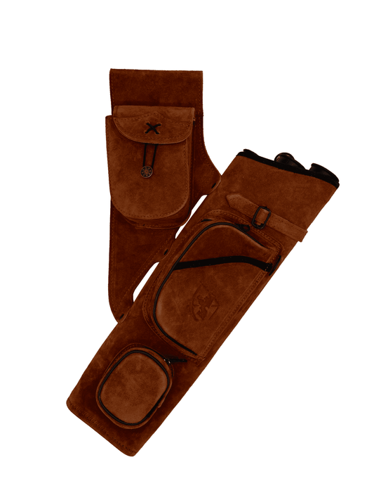 Ein brauner Seitenköcher aus Wildleder mit mehreren Fächern und Taschen, Reißverschlüssen und Klappen, detailliert verarbeitet.