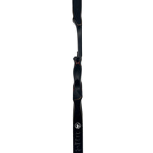 Ein schwarzer Mittelteil eines Bogens mit ergonomisch geformtem Griff, roten Akzenten, Gravur sowie einem weißen Logo unten.