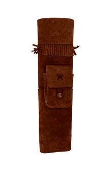 Ein brauner Rückenköcher aus Wildleder mit einer Klappe oben, Fransenverzierung, aufgesetzter Vordertasche mit Knopf.