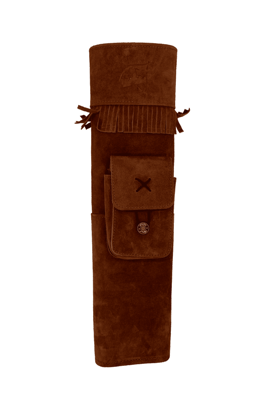Ein brauner Rückenköcher aus Wildleder mit einer Klappe oben, Fransenverzierung, aufgesetzter Vordertasche mit Knopf.