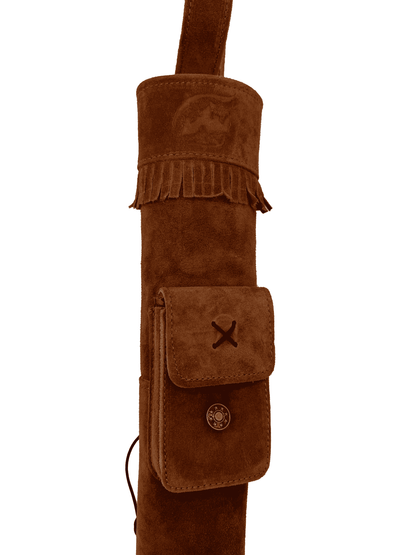 Brauner Rückenköcher aus Wildleder mit Fransen, gesticktem Logo, aufgesetzter Tasche mit Knopf und Lasche zur Befestigung.