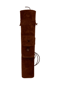 Ein brauner Rückenköcher aus Wildleder mit Fransen am oberen Rand, aufgesetzter Tasche mit Knopf, Lederschnur an der Seite.