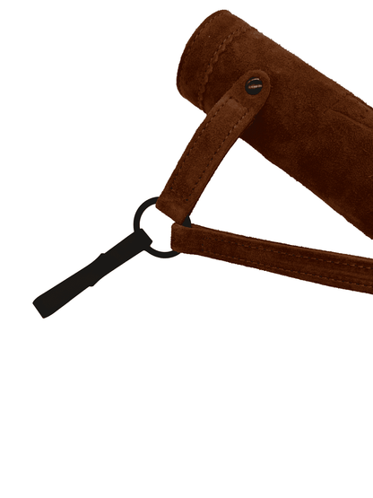 Ein brauner, zylindrischer Behälter aus Wildleder ähnlichem Material, mit Nahtdetails, Riemen mit Metallniete und schwarzem Clip.