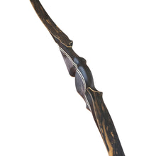 Dunkler Holzbogen mit ergonomisch geformtem Mittelteil, angedeutete Pfeilauflage, geschwungene Wurfarme, sichtbare Maserung