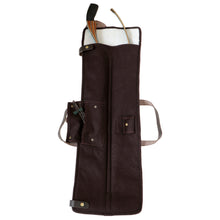 Eine braune Bogenhülle mit Tragegriffen, seitlicher Tasche mit Reißverschluss, Druckknopfverschluss und Bogenteilen im Inneren.